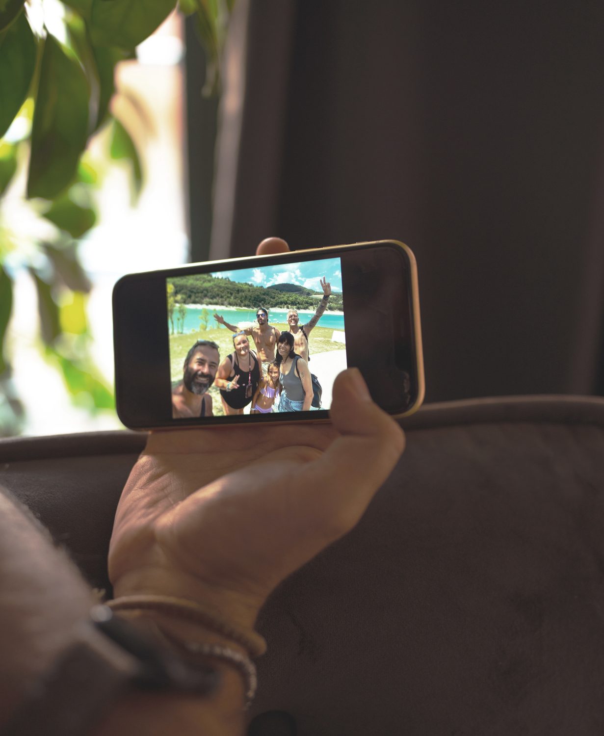 Una fotografia guardata sullo schermo del telefono