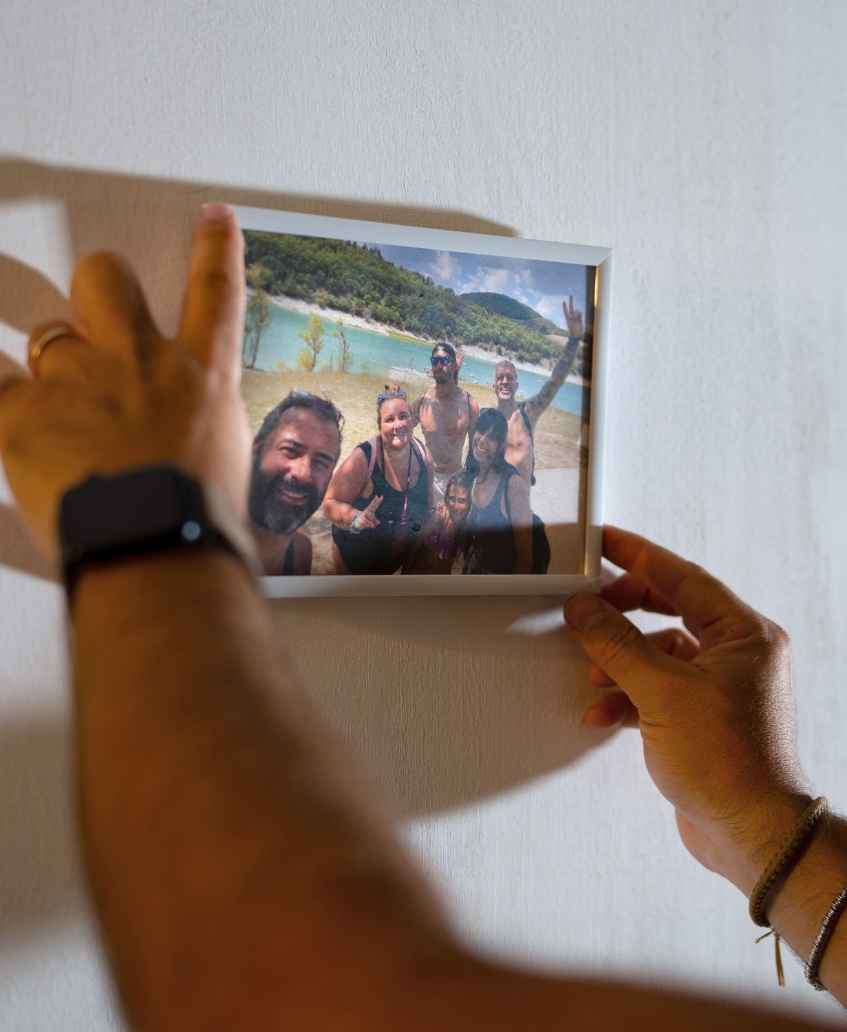 La stessa fotografia stampata e incorniciata, appesa al muro