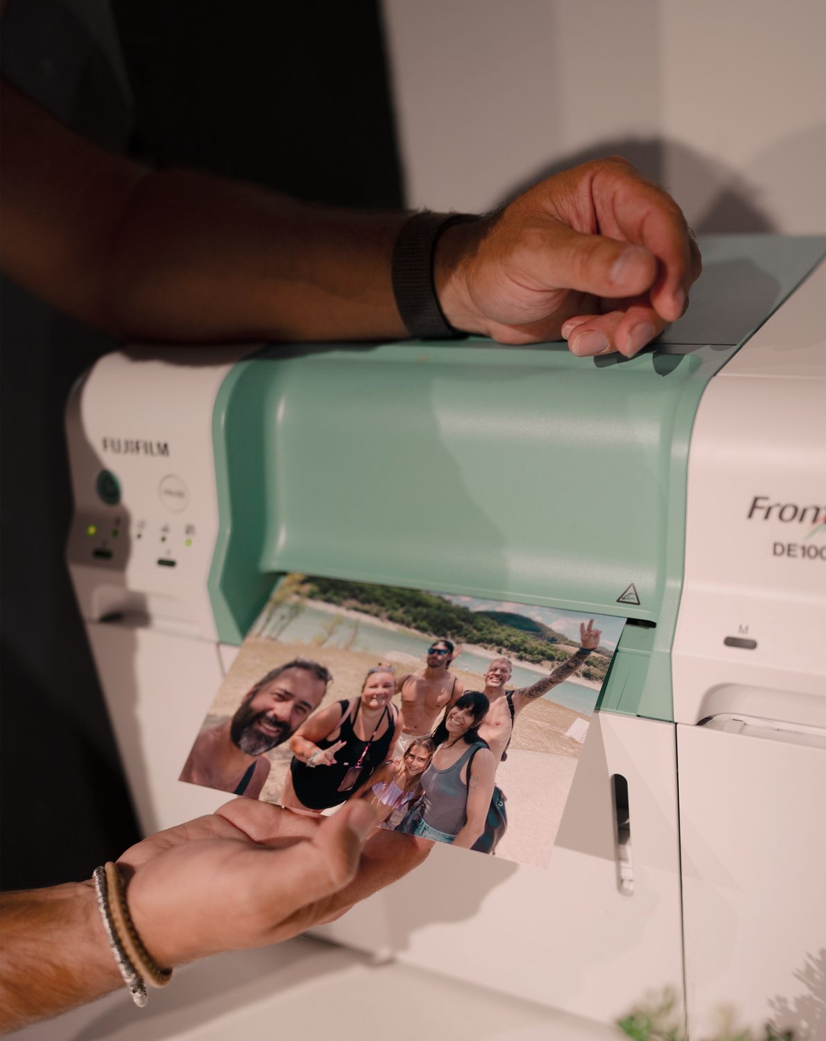 Una stampa esce dalla Fujifilm Frontier del laboratorio