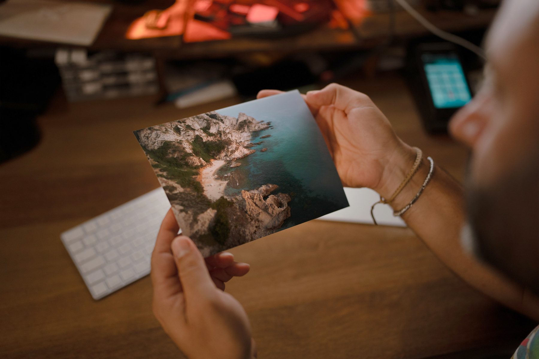 Una stampa fotografica appena guardata, tenuta in mano sulla scrivania